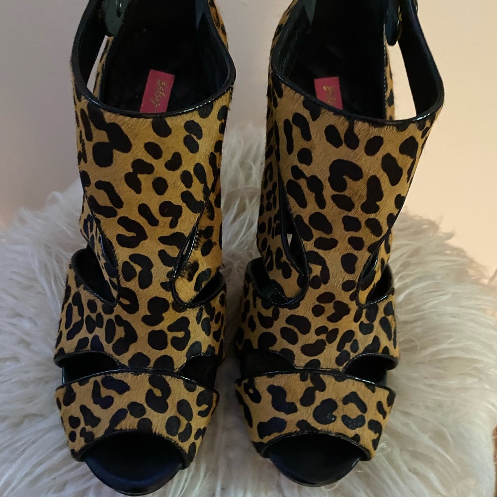 Shoes - Picture 2 of 8